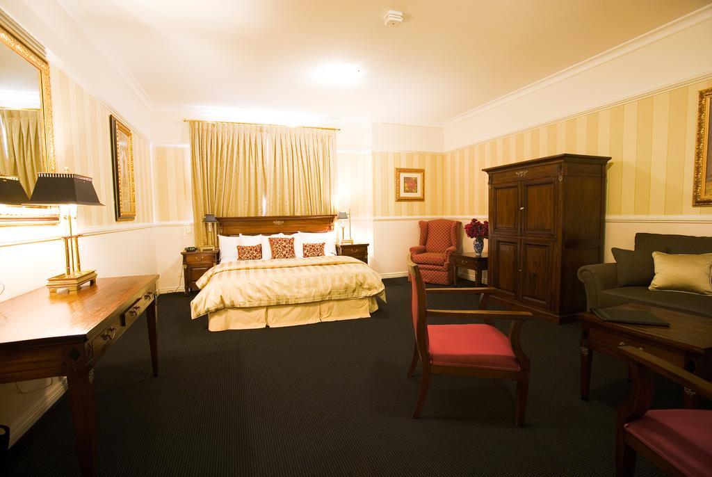 Redearth Boutique Hotel Mount Isa Room photo